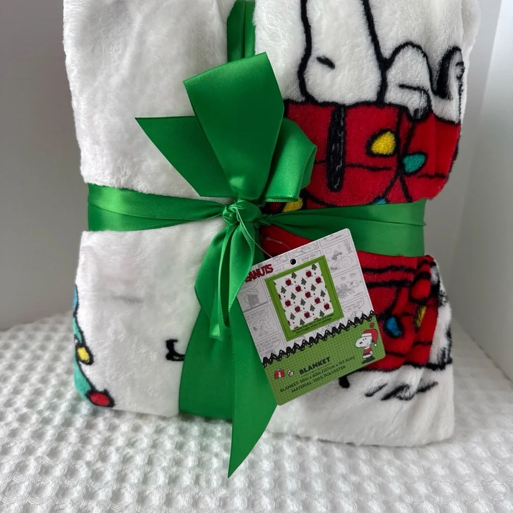 Peanuts White, Red & Green Holiday Throw Blanket